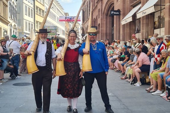 EidgenössischesJodlerfestBasel-WettblasenKlasse1.jpg  